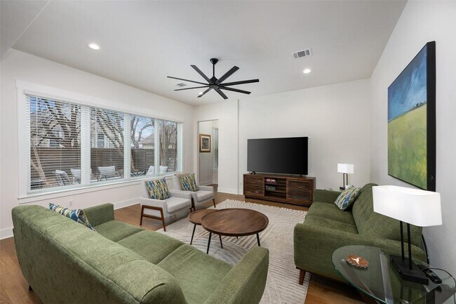 Building Photo - 510 E 7th St