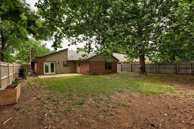 Building Photo - 605 Springwood St