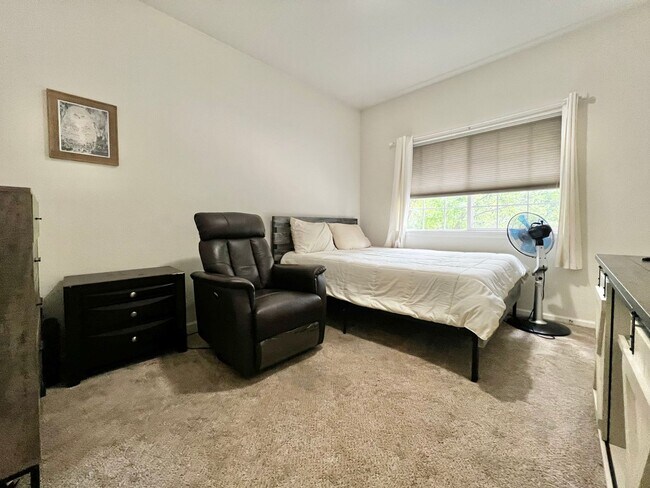 Building Photo - Beautiful Condo in South Fort Collins