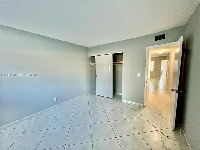 Building Photo - 501 Blue Heron Dr