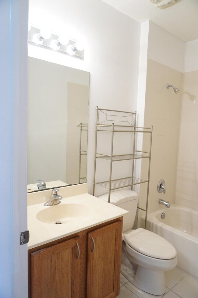 Building Photo - 883 Millbrae Ct