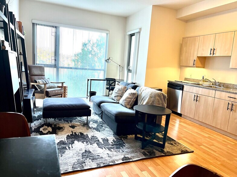 Building Photo - 889 Date St