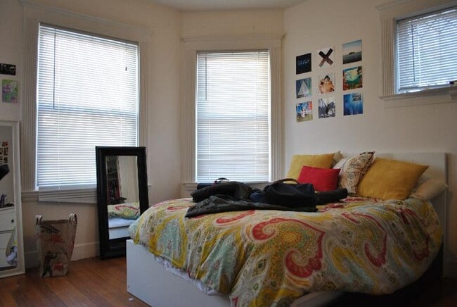 Building Photo - ALLSTON 5 BED/2 BATH ON GARDNER ST. FOR 9/1/2026