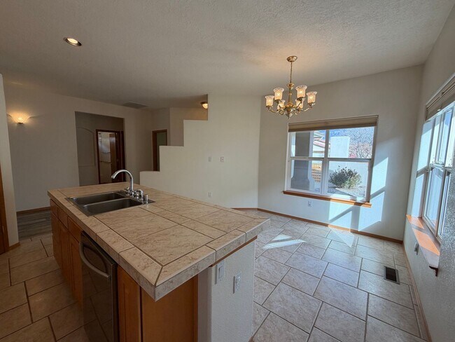 Building Photo - Roomy 3 Bedroom 2 Bathroom Home In Quintessence!