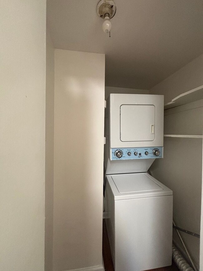 Building Photo - New Listing - Available Now!