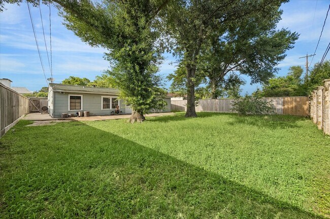 Building Photo - 6621 Westview Dr