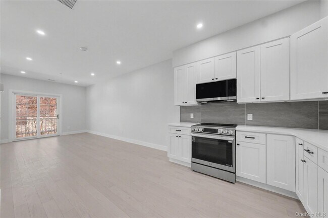 Building Photo - 10 Market St