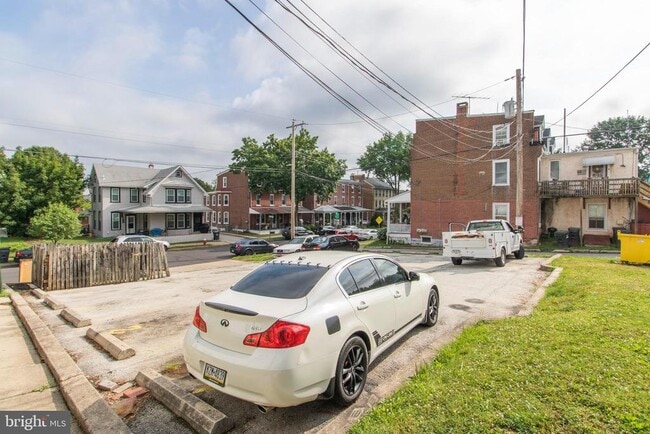 Building Photo - 305 S Main St