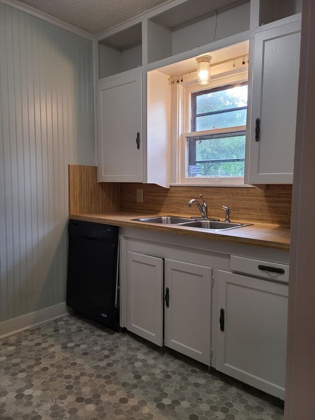Building Photo - **Cozy Cottage Near Andy Woods**