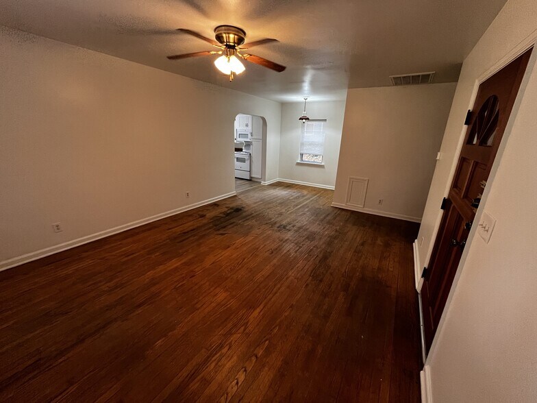 Building Photo - 5025 Sunnyside Ave