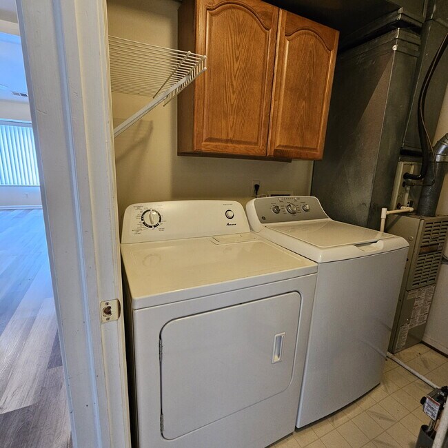 Building Photo - 2 Bedroom Upper Condo with Vaulted Ceiling...