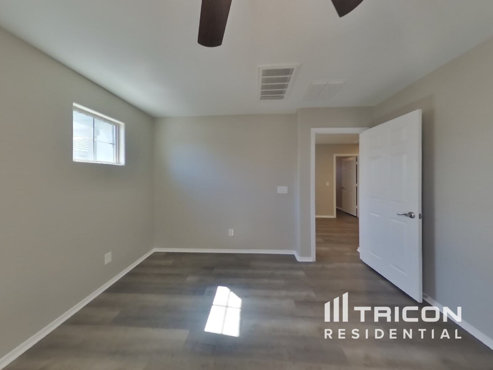 Building Photo - 323 N 56th Pl