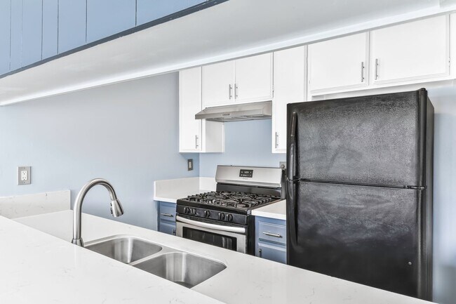 Interior Photo - 533 E 11th Street