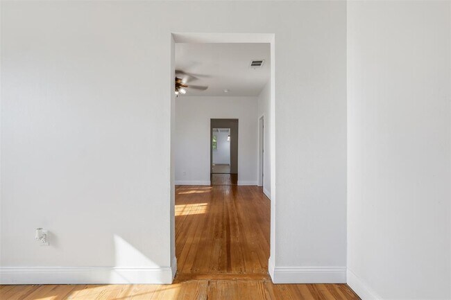 Building Photo - 1215 Porter St