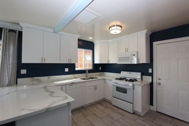 Building Photo - Beautiful 2 bedroom 1.5 bathroom available for rent now