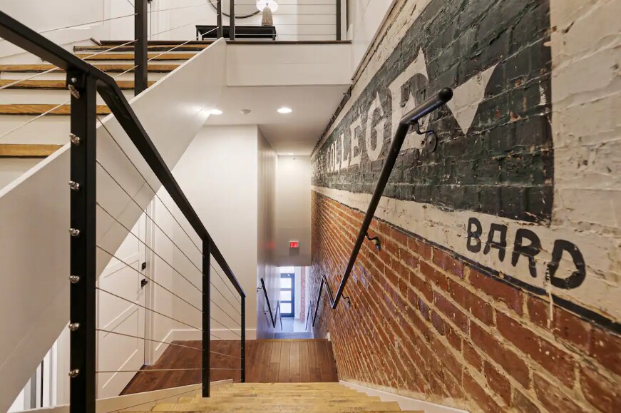 Building Photo - 122 College St