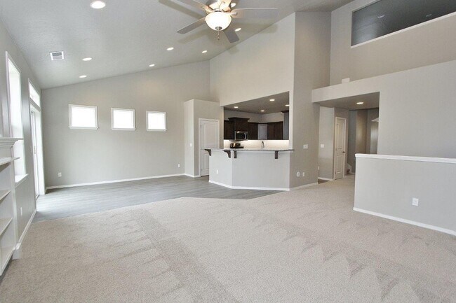 Building Photo - Spacious Home in Quiet Neighborhood