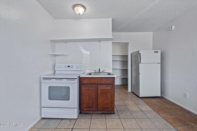 Building Photo - 576 N San Marcos Dr