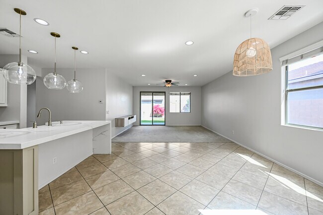 Building Photo - 3 bedroom 2 bath Home