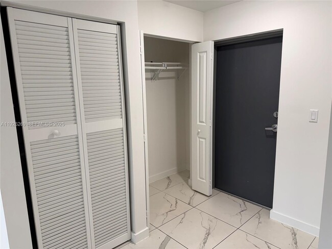 Building Photo - 420 SW 7th Ave