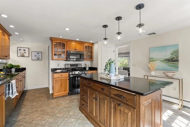 Building Photo - 334 Mystic St