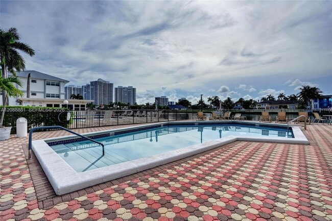 Building Photo - 3113 S Ocean Dr