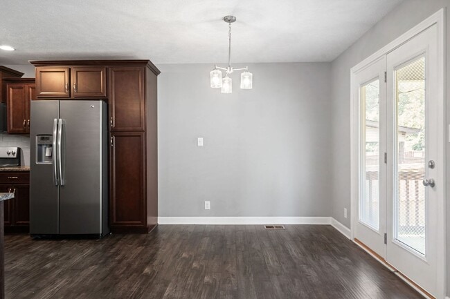 Building Photo - Gorgeous Single-Family with a Large Fenced Backyard!