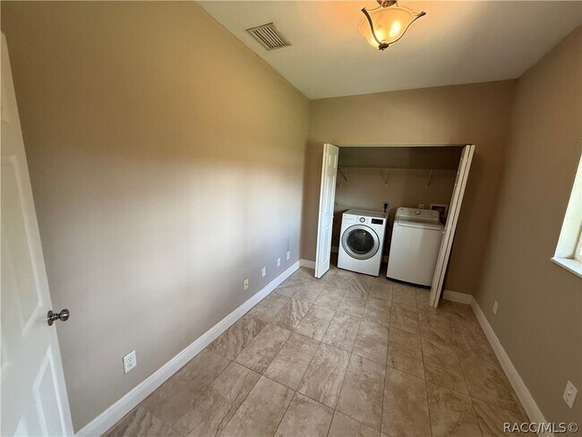 Building Photo - 3047 W Kirkwood Pl