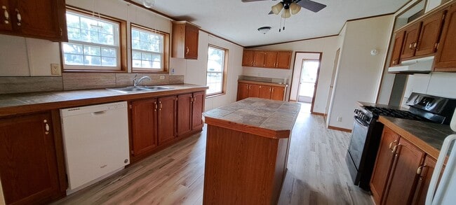 Building Photo - Ranch style 3 BR 2 BA