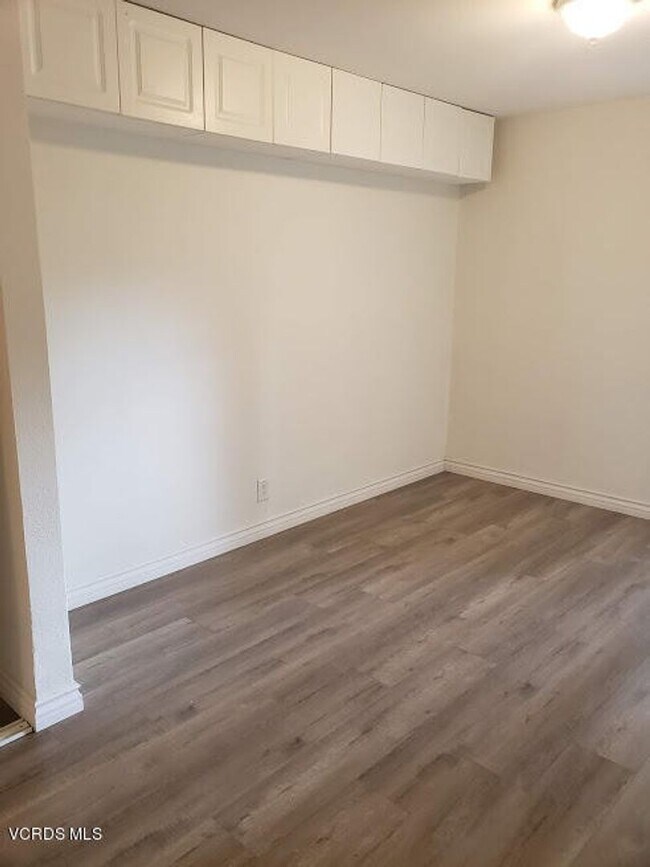 Building Photo - Desirable lower level 2+1 in gated community