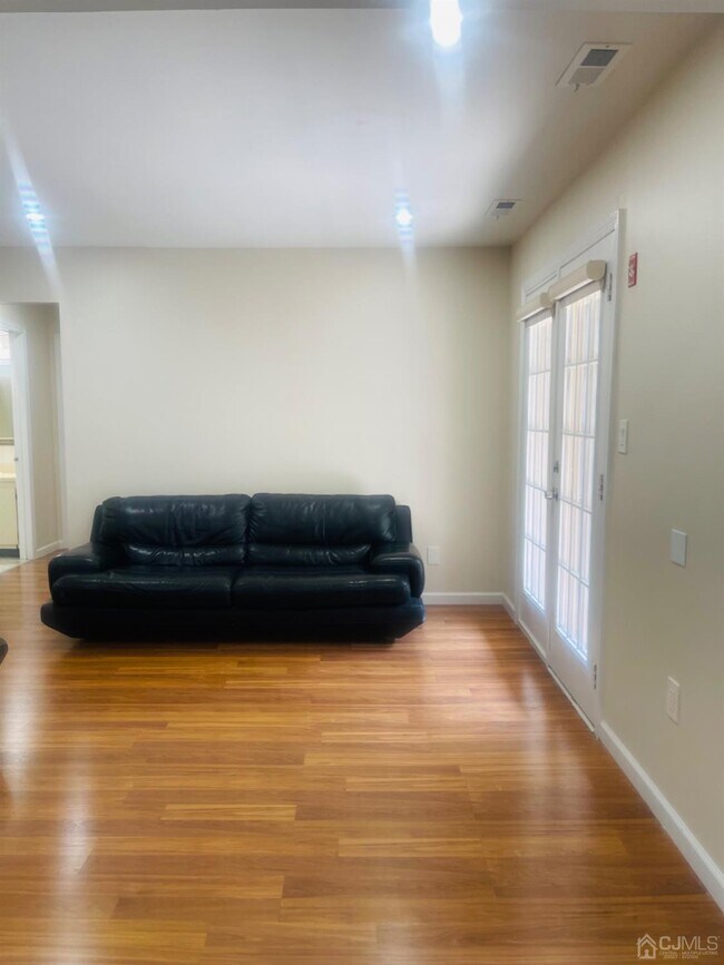 Building Photo - 611 Green Hollow Dr