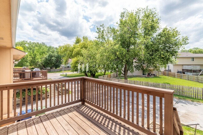 Building Photo - Bellevue Townhome