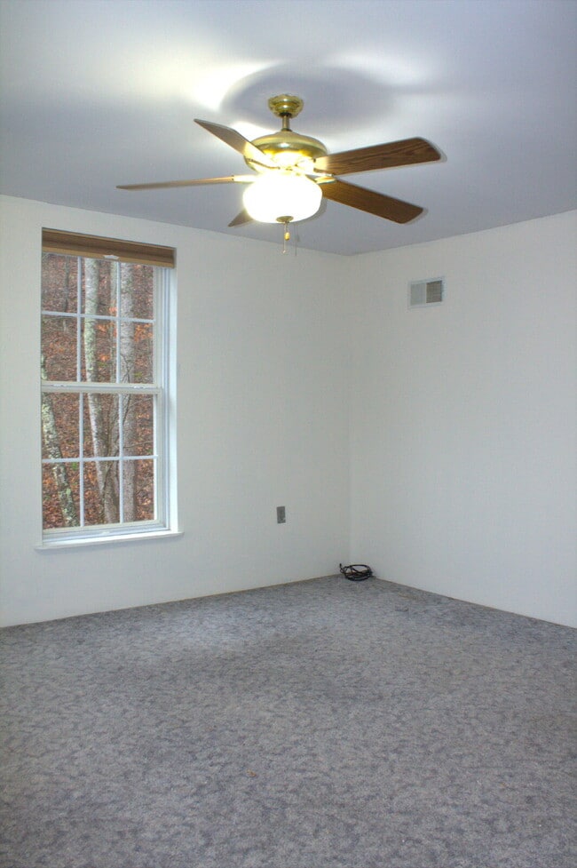 Building Photo - "Charming 2-Bed Retreat with Hardwood Elegance in Scenic Marshall, NC"