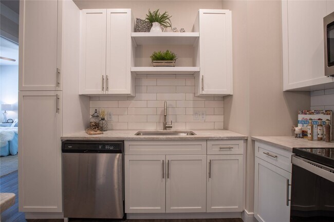 Building Photo - 226 E Lockwood Ave