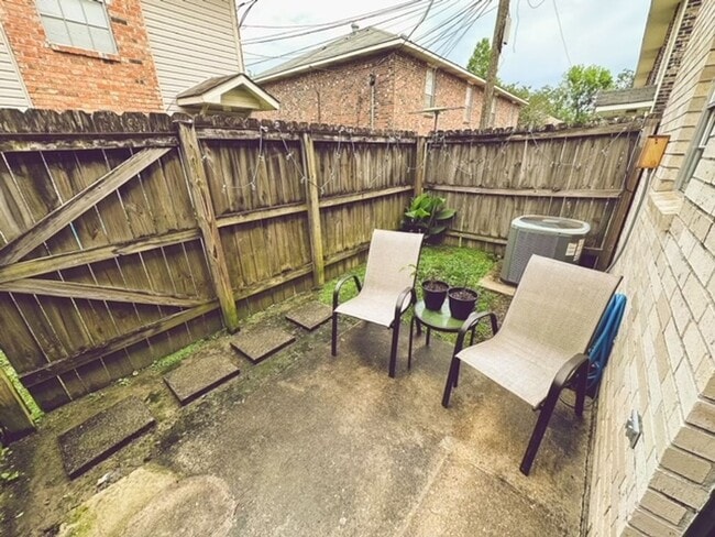 Building Photo - Beautiful 2 bedroom Townhouse!!!!!!!!!!!!