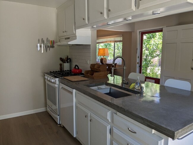 Building Photo - Cozy Carmel Valley Village House Fully Furnished