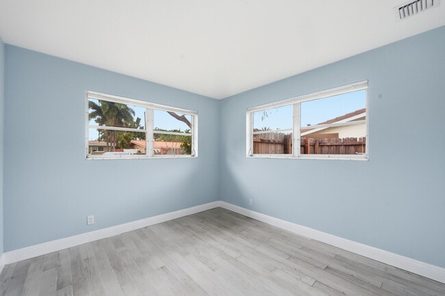 Building Photo - 2120 NE 62nd Ct