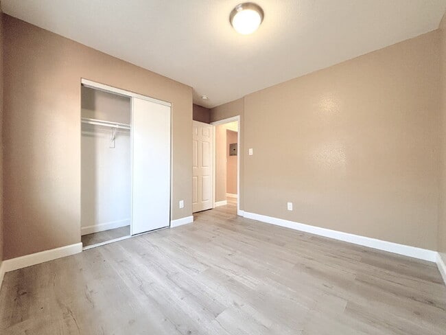 Building Photo - 1385 E Vernon Ave
