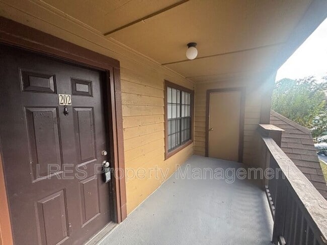 Building Photo - 390 Lake Placid Ct