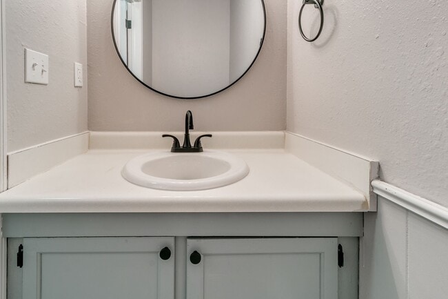 Building Photo - Newly Renovated 2bed 2 bath !Townhome