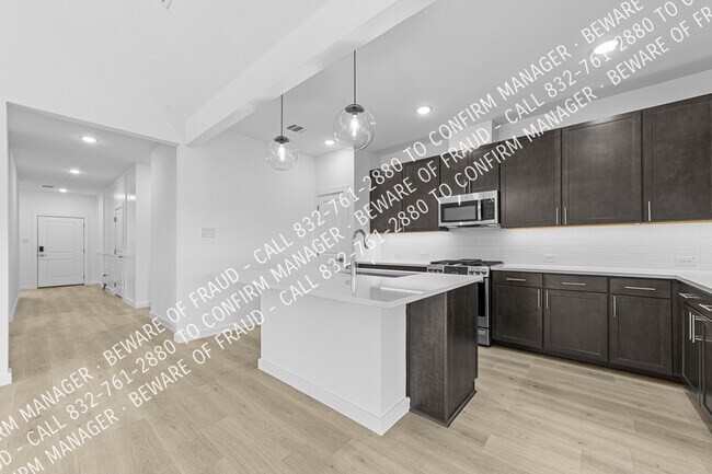 Building Photo - 2229 Maple Ridge Dr