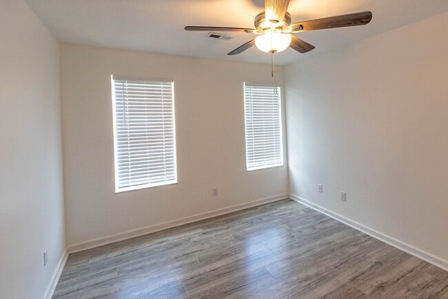 Building Photo - Knoxville 37912 - 2 bedroom, 1.5 bathroom ...