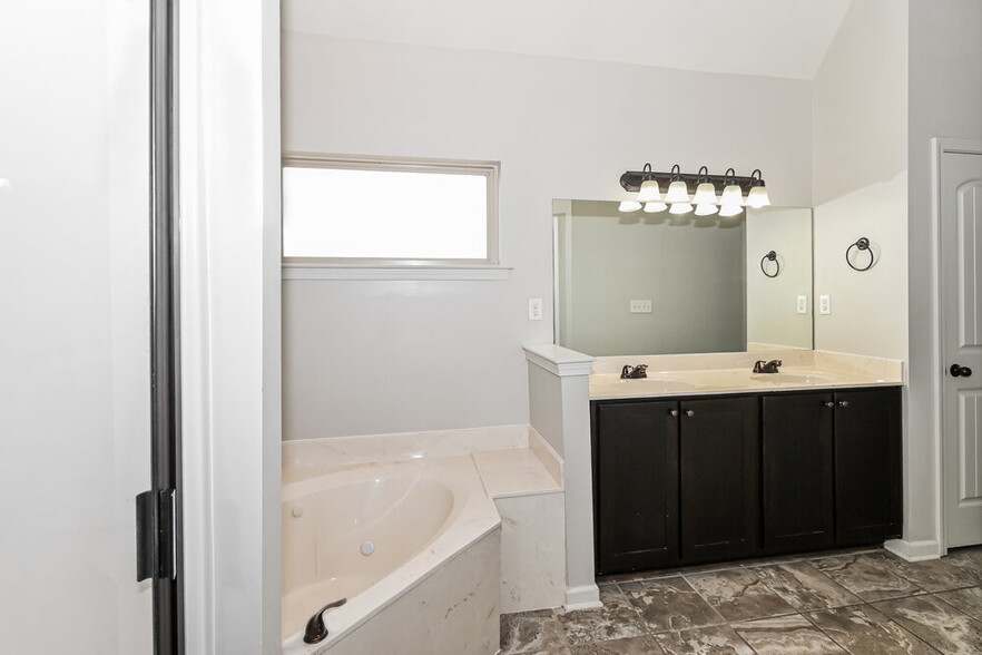 Building Photo - 2805 S Cherry Dr