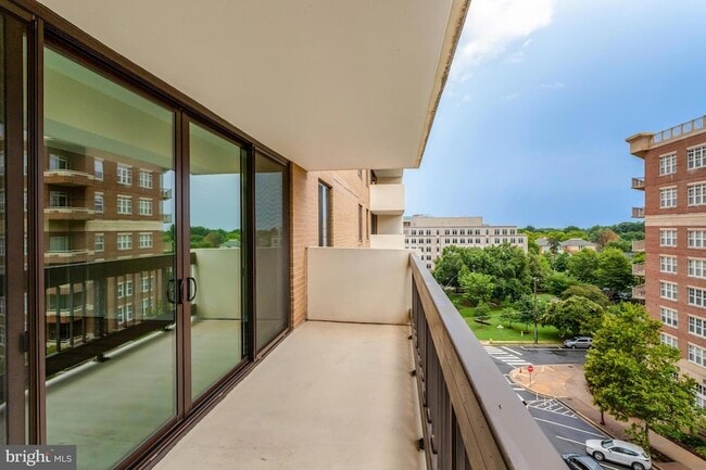 Building Photo - 3800 Fairfax Dr