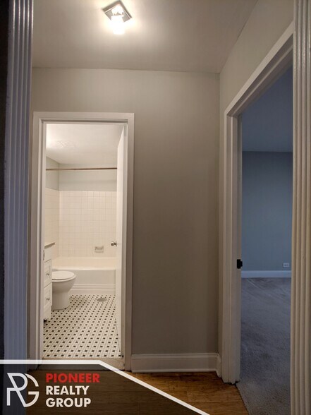 Building Photo - 429 W Wellington Ave