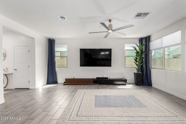 Building Photo - 10029 E Tahoe Ave