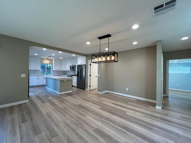 Building Photo - Upgraded Woodland Hills 2+2.5 plus 2 bonus rooms and Studio Guest House with kitchen and full bath!!