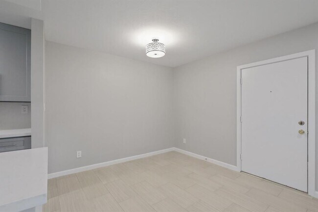 Building Photo - 2121 Fountain View Dr