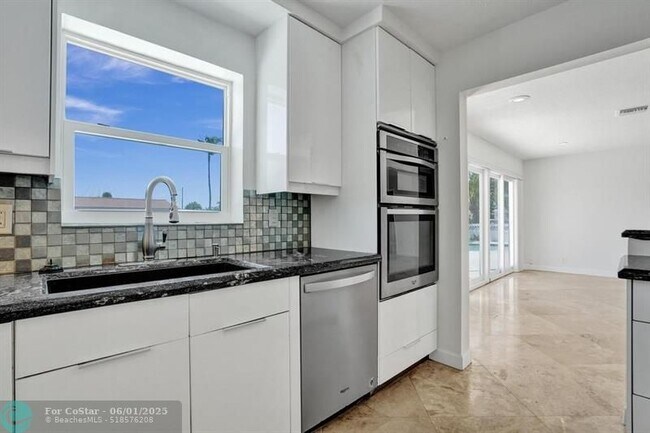 Building Photo - 600 SE 5th Ct