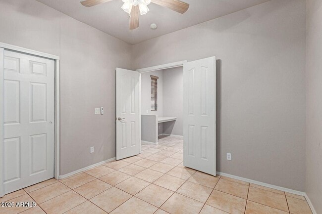 Building Photo - 2111 E Yellowstone Pl